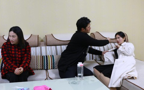 Nửa đêm, anh chồng đập cửa phòng tôi rầm rầm, chị dâu thì chống nạnh mắng oang oang, đến khi mẹ chồng chạy ra thì mọi chuyện mới sáng tỏ