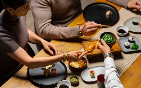 Vừa mở miệng bàn chuyện chia tài sản, bố chồng đã nổi nóng đập bàn, tuyên bố một câu sắc lạnh
