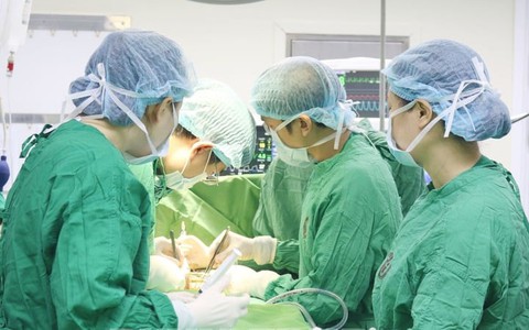 Mẹ hiến thận cứu con trai