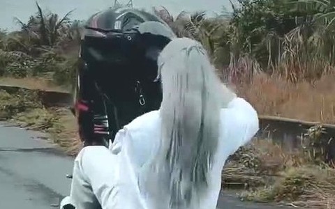 Công an thông tin về clip thanh niên hóa trang "thần điêu đại hiệp" bốc đầu xe trên đường