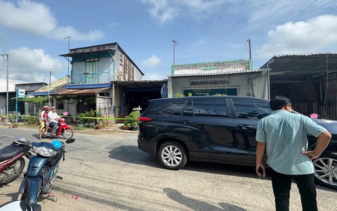 Người dân tháo chạy ra khỏi 10 căn nhà ở An Giang
