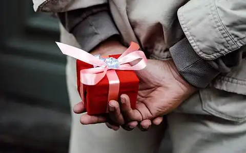 Sinh nhật tôi, chồng tặng một chiếc vòng nhựa, tôi chưng hửng, buồn não lòng cho tới khi nghe được cuộc gọi của anh với bạn thì bật ngửa