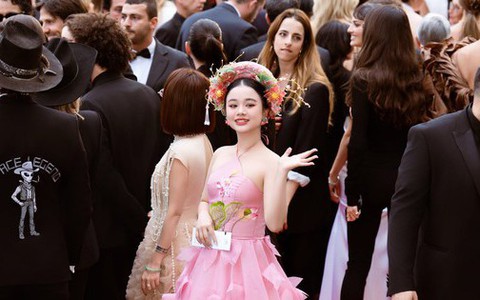 Mẫu teen Việt diện yếm cách tân nổi bật giữa thảm đỏ LHP Cannes 2025