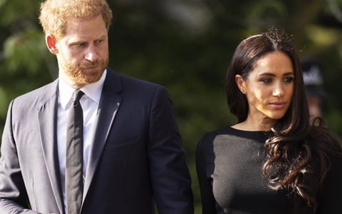 Chuyện gì xảy ra nếu vợ chồng Harry và Meghan bị tước toàn bộ tước hiệu hoàng gia?