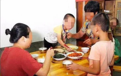 Đưa con về quê nghỉ lễ, tôi điếng người trước câu nói của đứa trẻ trong bữa ăn, ngượng đến mức muốn chui xuống đất