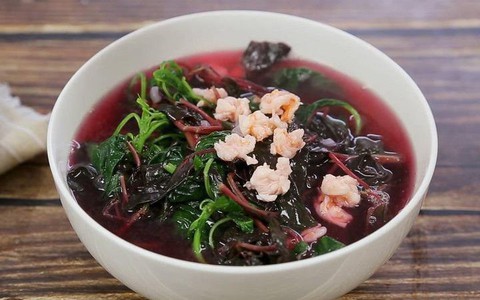 Loại rau luộc lên có nước "đỏ như máu" nhưng lại giúp đẹp da, diệt ung thư và viêm nhiễm