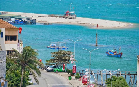 Bức ảnh nước biển "xanh như ngọc" khiến nhiều du khách trầm trồ: Không phải ở Nha Trang hay Phú Quốc