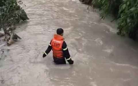 Đang tìm kiếm bé gái 10 tuổi bị nước cuốn trôi, nhiều nơi ở TP Biên Hòa ngập nặng