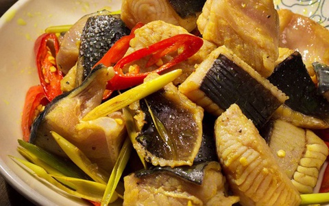 Loài cá không xương trông "xấu xấu" nhưng thịt ngon mềm, đem kho nghệ ăn với cơm nóng ngày mưa thì hết chỗ chê
