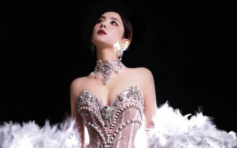 “Mỹ nhân đẹp nhất showbiz” tiều tụy héo mòn vì siết cân đến trơ cả xương