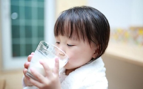 Muốn con cao vượt chuẩn, mẹ đừng quên 3 "khung giờ vàng" cho con uống sữa mỗi ngày