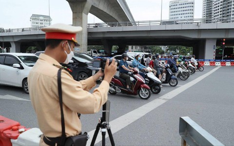 CSGT Hà Nội dùng máy quay, công khai ghi hình phạt nguội xe vi phạm tại 20 điểm