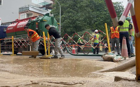 VIDEO: "Suối" bùn đất bất ngờ phun trào tại khu vực thi công dự án đường sắt Nhổn - ga Hà Nội