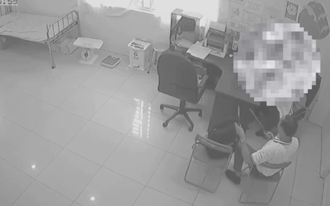 CLIP: Nam bác sĩ đuổi mọi người ra ngoài rồi chém đồng nghiệp trong phòng khám