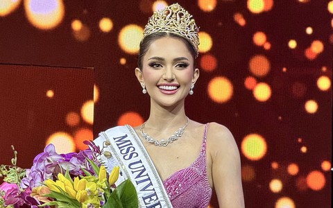 Tân Hoa hậu Hoàn vũ Philippines bơ vơ khi đăng quang