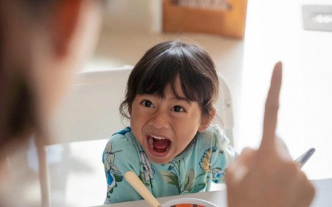 Giáo sư khuyên: Mỗi ngày nói 6 câu này, đảm bảo bạn sẽ không còn quát mắng con nữa, hiệu quả đến mức khó tin!