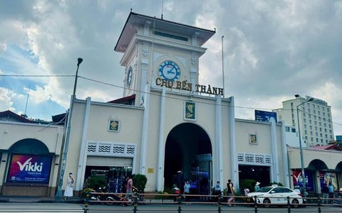 Bóc trần chợ hàng nhái trung tâm TP.HCM: Vì sao biết hàng giả nhưng khách vẫn mua?