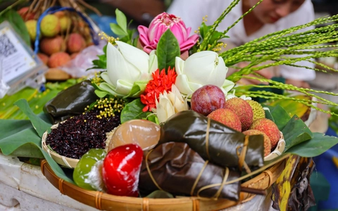 Bán cả trăm mâm cúng ngũ sắc trong ngày Tết Đoan ngọ