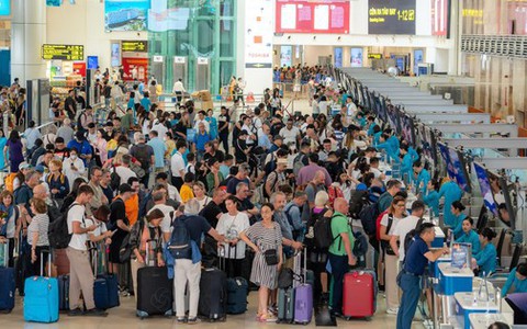 Gần 220.000 người đổ về sân bay Nội Bài, Tân Sơn Nhất hôm nay