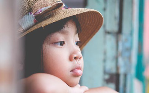Cha mẹ càng kém năng lực, càng hay dùng những chuyện vặt vãnh để làm tổn thương con, khiến con tự ti tận xương tủy