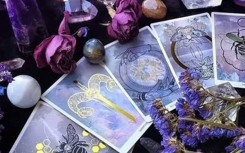 Chọn 1 lá bài Tarot để biết: Tháng 5 này, công việc của bạn thăng hoa, bấp bênh hay bước ngoặt định mệnh?