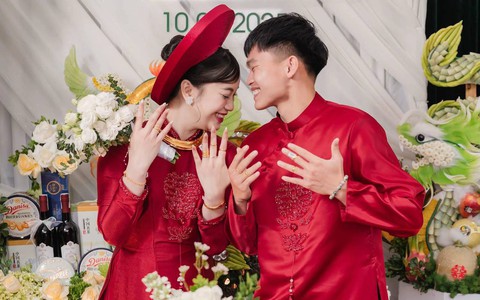 Vợ Hồ Văn Cường khoe vàng đeo trĩu cổ, nặng tay trong lễ ăn hỏi