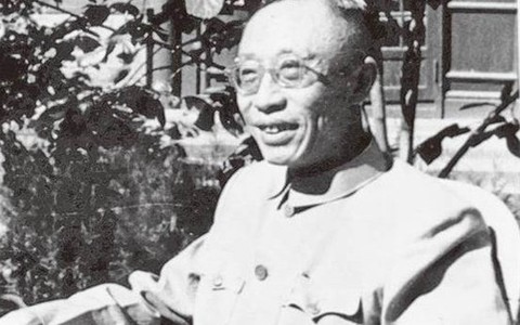Thăm lại Cố cung, Phổ Nghi chỉ vào chiếc bình hoa và nói một câu kỳ lạ, mọi người xung quanh ngay lập tức hoảng sợ