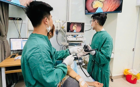 Kinh hoàng phát hiện bã thức ăn to bằng quả trứng trong dạ dày cụ bà do thói quen ăn các loại trái cây xanh