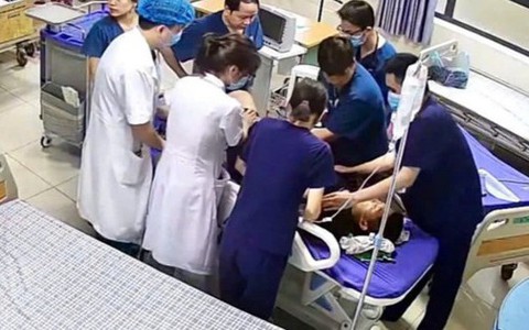 Vụ người bố tấn công y, bác sĩ đang cấp cứu con trai mình: Kết quả điều tra của công an