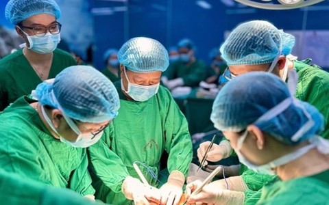 Hai lá phổi từ người xa lạ hồi sinh hai bệnh nhân suy hô hấp giai đoạn cuối