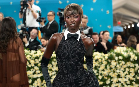 Cô gái vướng drama với Jennie: Năm trước vác 98.000 viên pha lê đi Met Gala, năm nay có còn "chiếm sóng"?