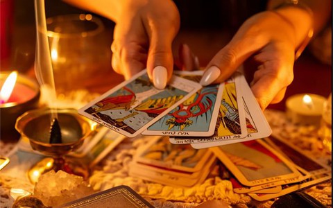 Chọn 1 lá bài Tarot để biết: Tháng 6 này, cuộc sống của bạn sẽ có những biến động gì?