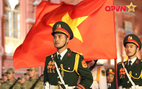 Khối trưởng duyệt binh của Quân đội Nhân dân Việt Nam tại Quảng trường Đỏ: Sinh năm 2000, cao hơn 1m8, đã có hậu phương vững chắc
