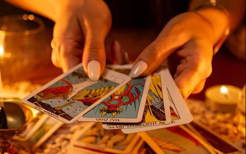 Bốc đại 1 lá Tarot: Hé lộ điều bất ngờ đang âm thầm kéo đến với bạn