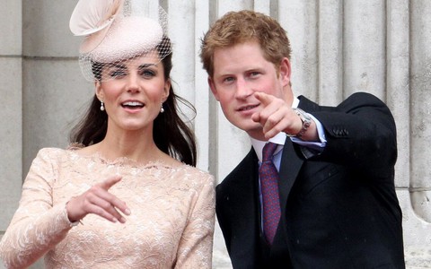 6 từ tiết lộ con người thật của "chị dâu quốc dân" Kate qua lời Harry