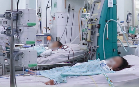 Bé 12 tuổi sốc sốt xuất huyết, tổn thương gan nặng, người nhà tức tốc bắt xe khách từ Bình Phước lên TP.HCM điều trị