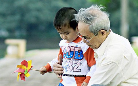 Bố chồng viết di chúc rồi công khai ngay lập tức nhưng toàn bộ tài sản, nhà cửa, tiền vàng đều không để lại cho bất kỳ đứa con nào hưởng