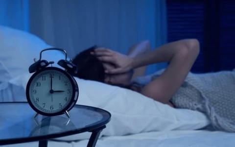 Ngủ 2 tiếng mỗi đêm, người phụ nữ nhập viện tâm thần