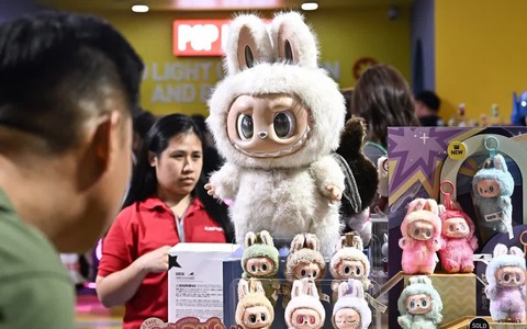 Búp bê Labubu quý hiếm lập kỷ lục với mức đấu giá 'cao ngất ngưởng'