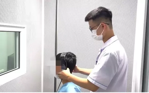 Tắm đêm thường xuyên, nam thanh niên suýt mất thính lực vĩnh viễn