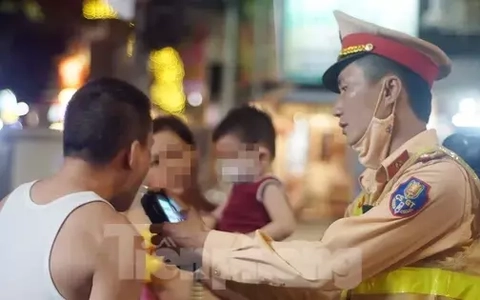 Phát hiện nhiều tài xế vi phạm nồng độ cồn khi chở vợ, con ở phố cổ Hà Nội