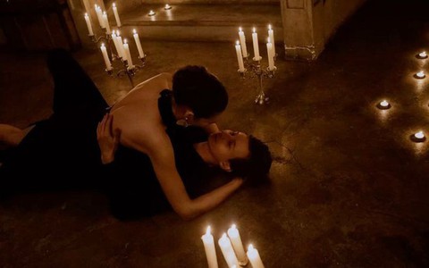 Tôi làm vợ hoàn hảo trong 6 năm cho đến 1 đêm xem Sex Life, sự thật trần trụi như cú vả kéo tôi phải "lột xác"