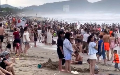 Sáng nay, hơn 20 du khách đuối nước ở biển Cửa Lò
