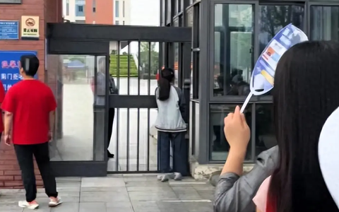 Thí sinh đi muộn không được vào trường thi, số phút đến muộn khiến dân tình tranh cãi "ỏm tỏi": Công bằng hay quá tàn nhẫn!