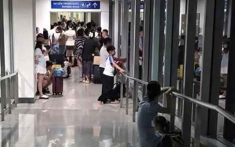Hành khách bay đêm phản ánh bị "mắc kẹt" ở hành lang sân bay Tân Sơn Nhất