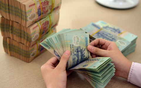 Người dân Việt Nam đang gửi hơn 7,4 triệu tỷ đồng vào ngân hàng, lãi suất thế nào mà tiền gửi cao kỷ lục?