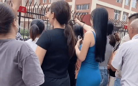 Mặc đồ gợi cảm đi đón con bị phụ huynh "lên án", nhưng phản ứng của bà mẹ trẻ khiến mọi người phải... nín