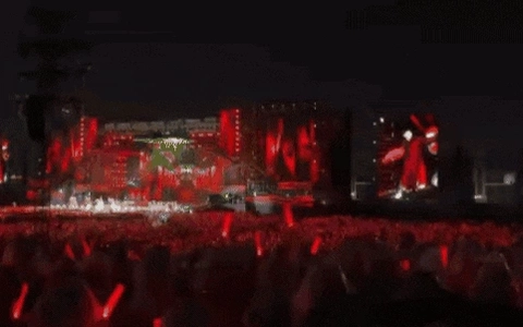 Truyền thông quốc tế nói về cảnh tượng sấm sét chói lòa tại concert Chông Gai, netizen tranh cãi dữ dội