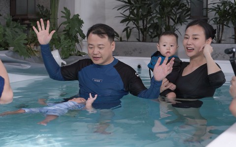 Shark Bình – Phương Oanh đưa cặp song sinh đi học bơi từ sớm: Thành quả không ngờ chỉ sau 1 tháng