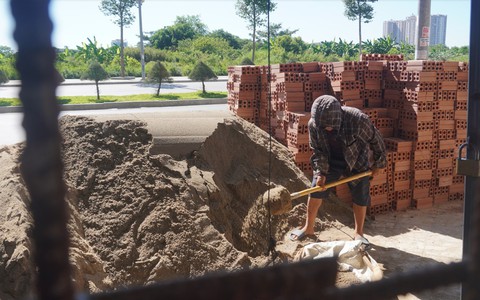 Vừa trộn xong mẻ vữa, chồng chết lặng nghe vợ báo tin 600 triệu đồng chuẩn bị cho con trai đi du học đã bị lừa mất sạch
